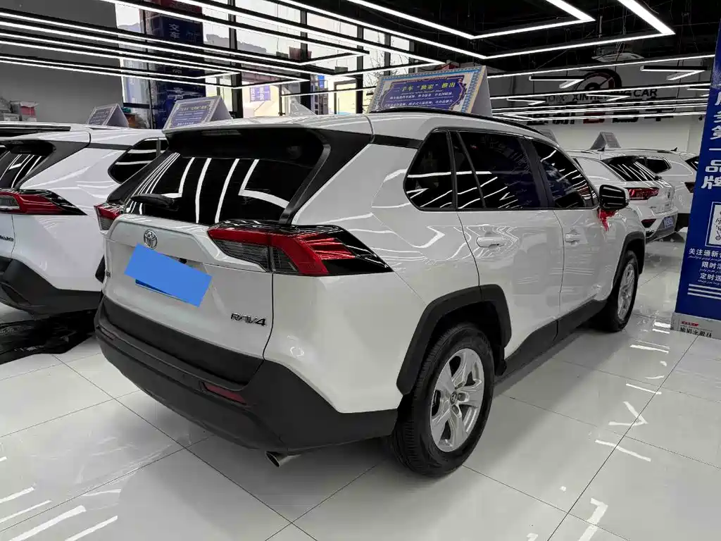 RAV4 2022 2.0L CVT Two-Wheel Drive Urban Edition