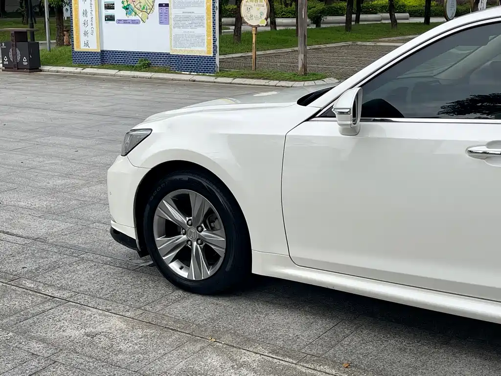 Crown 2015 2.0T Fashion Edition