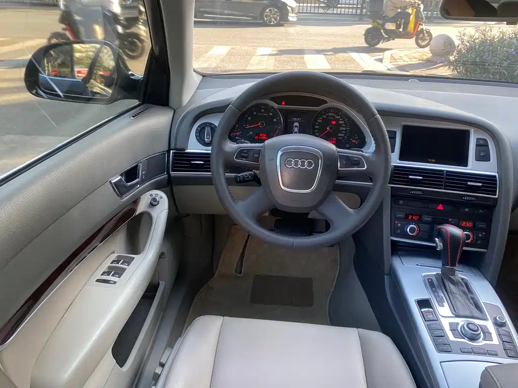 Audi A6L 2010 model 2.0 TFSI automatic standard edition