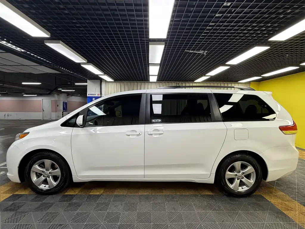 SIENNA 2015 3.5L 2WD LE