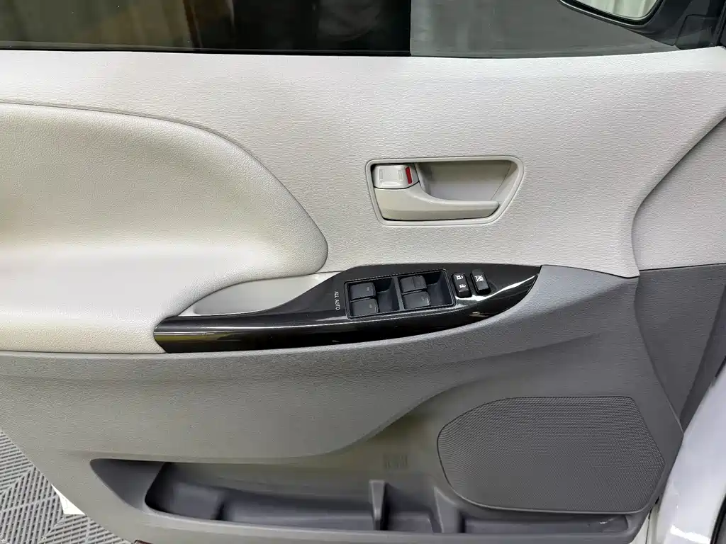 SIENNA 2015 3.5L 2WD LE