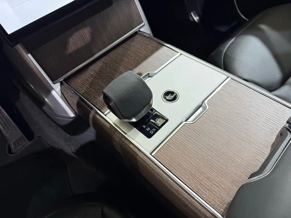 Range Rover 2024 Edition 3.0 L6 400PS Grand Extended Version