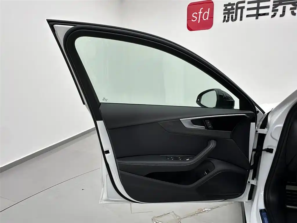 Audi A4L 2023 40 TFSI Luxury Dynamic Edition