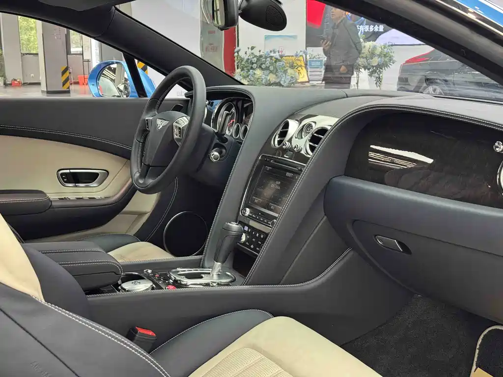 Audi A8 2015 model 4.0T GT V8 standard edition