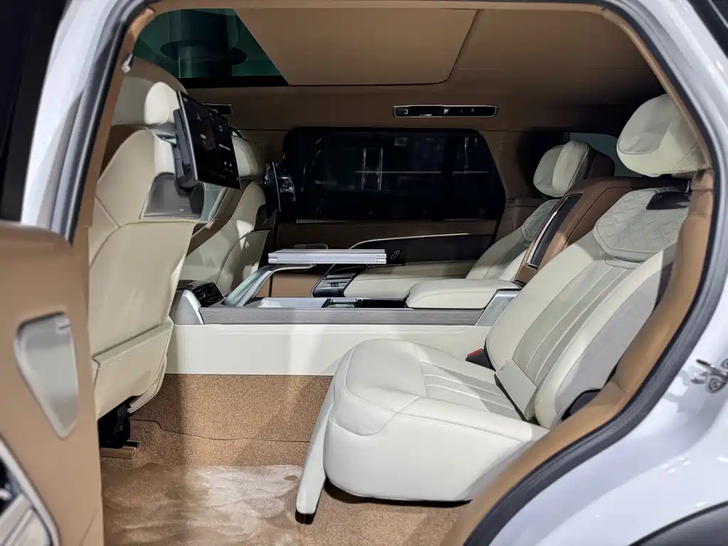 Range Rover 2024 3.0 L6 400PS SV尊荣创世加长版 4座