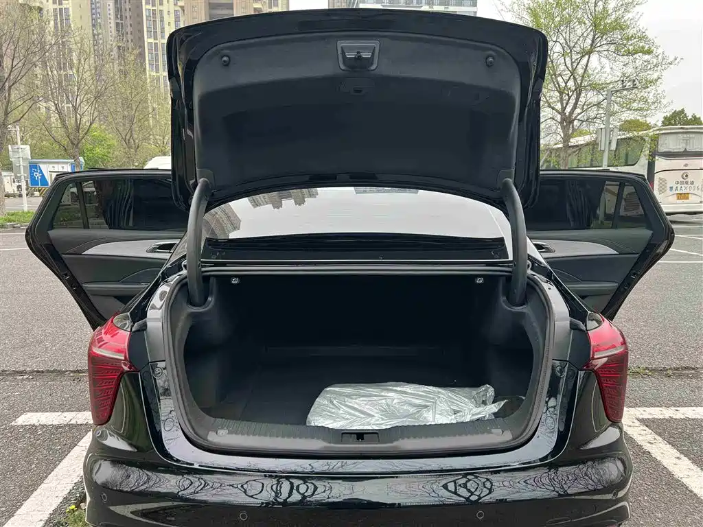 Hongqi H5 2025 Model 2.0T Automatic Qi Chang Edition