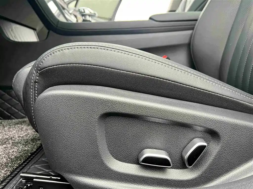 Hongqi H5 2025 Model 2.0T Automatic Qi Chang Edition