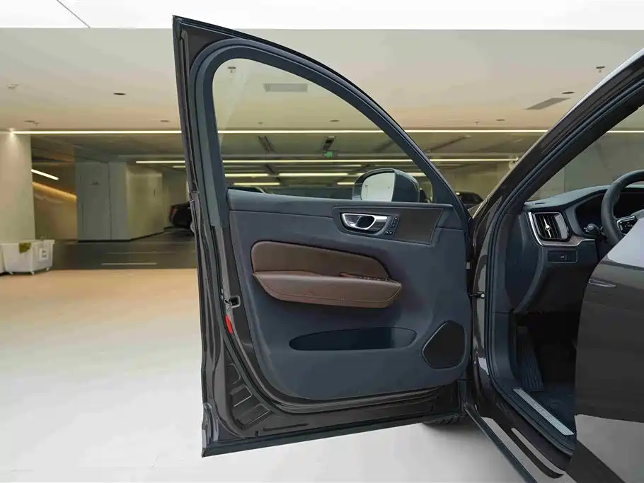 Volvo XC60 2023 B5 AWD Intelligent Distance Luxury Edition