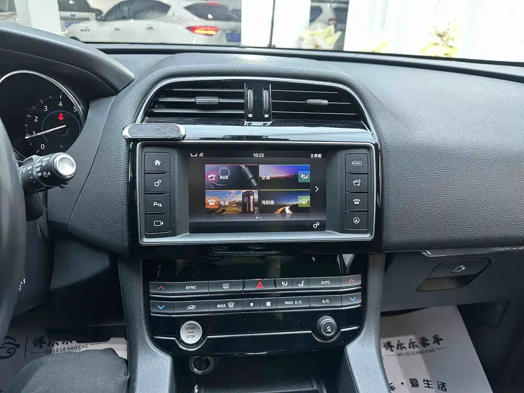 Jaguar F-PACE 2018 2.0T All-Wheel Drive Urban Luxury Edition