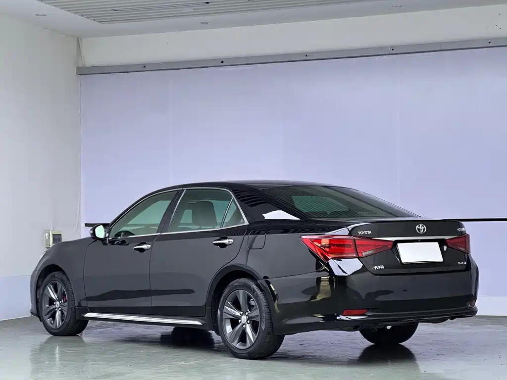 Crown 2015 2.0T Fashion Edition
