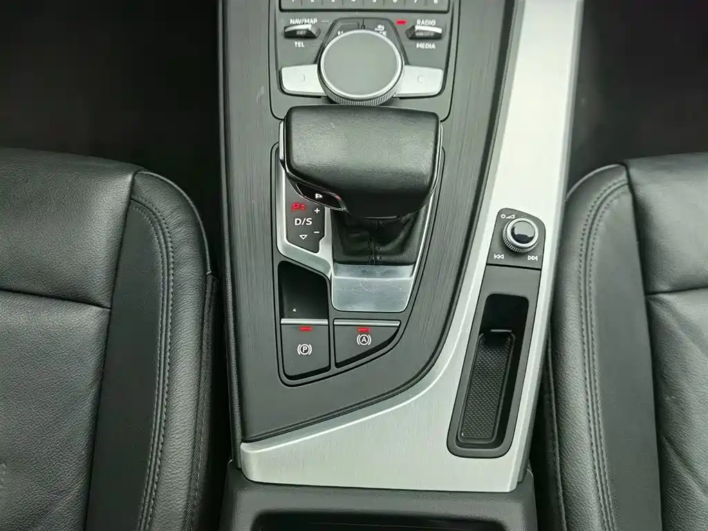 Audi A4L 2019 40 TFSI Fashion Edition National VI