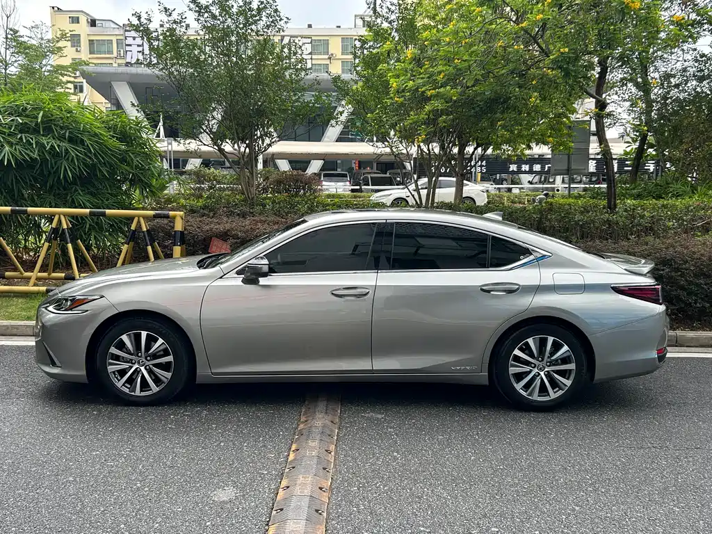 Lexus ES 2018 300h Excellence Edition National V