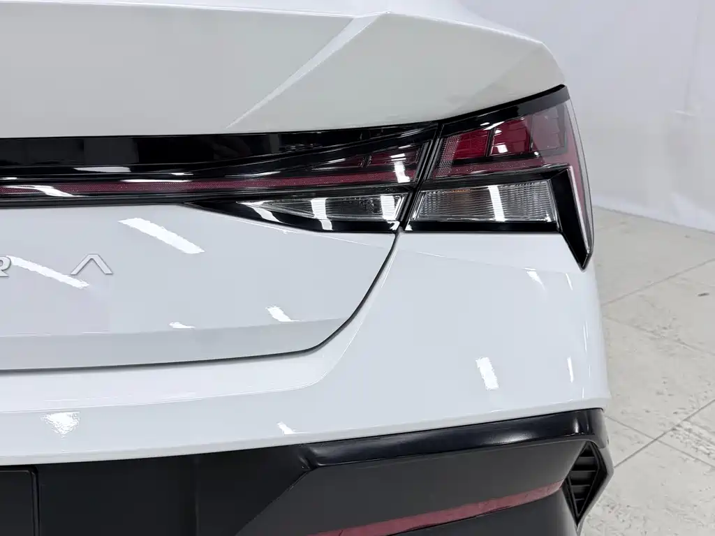Elantra 2023 1.5L CVT LUX Prestige Edition