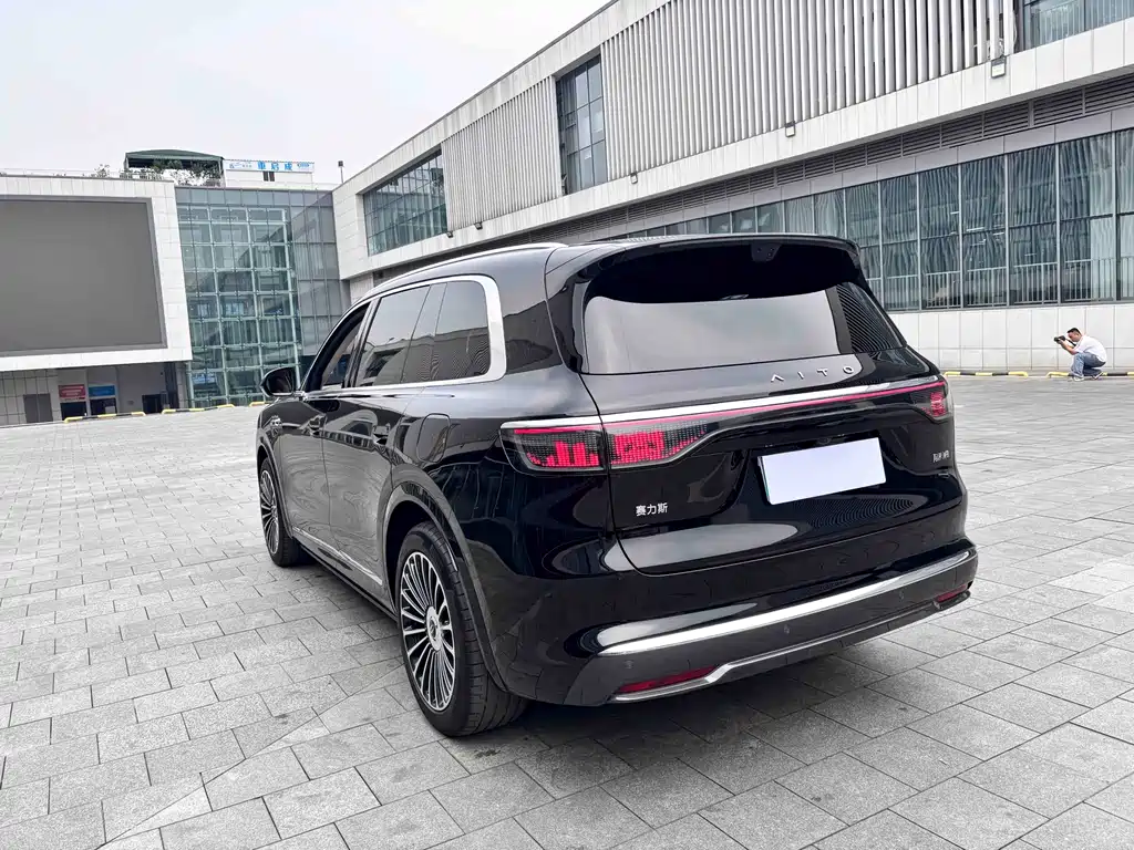 SUV M8 2025 Edition Range-Extended Ultra Version 53.4kWh 6-Seat Version 192-line LiDAR)