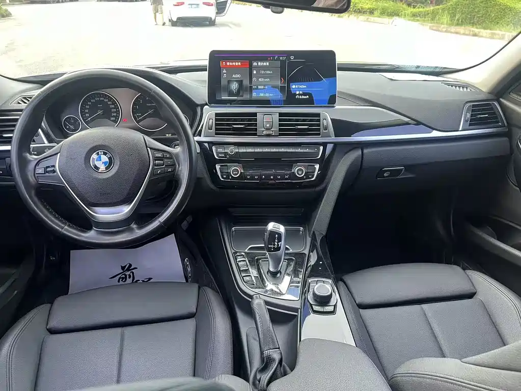 BMW 3 Series 2018 318Li