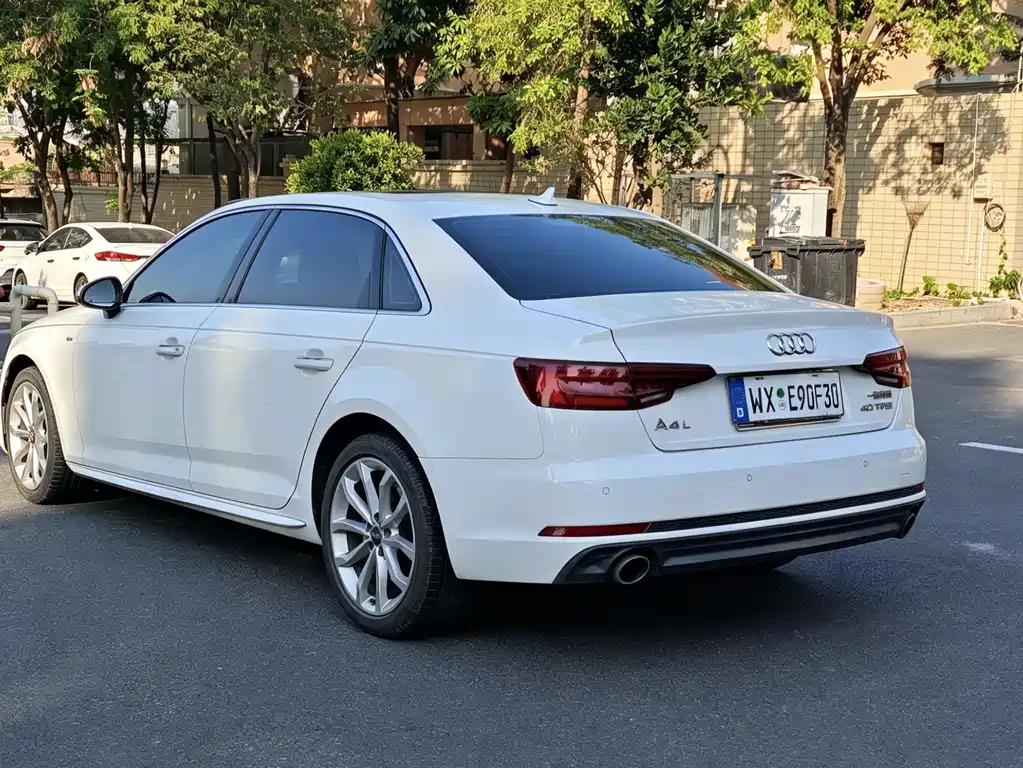 Audi A4L 2018 30th Anniversary Edition 40 TFSI Fashion Model