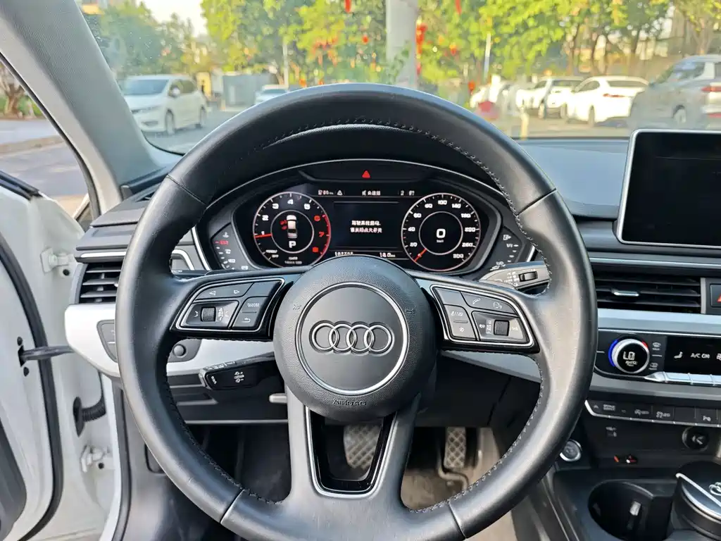 Audi A4L 2018 30th Anniversary Edition 40 TFSI Fashion Model