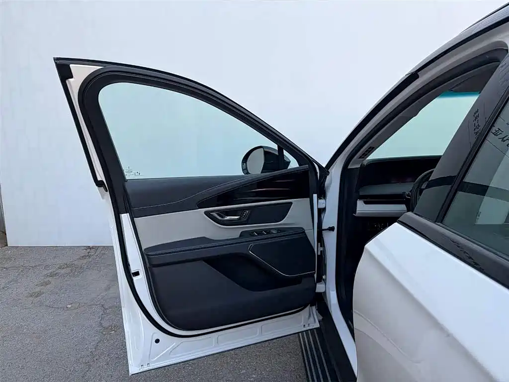 Navigator 2025 2.0T All-Wheel Drive Premium Hybrid Edition