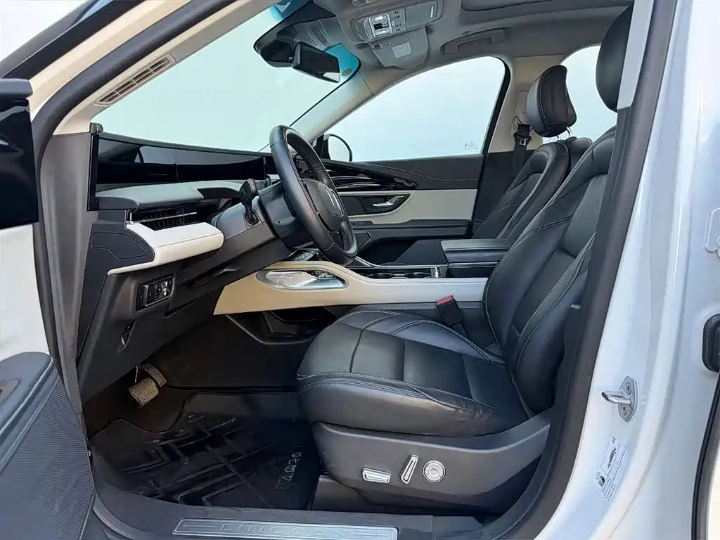 Navigator 2025 2.0T All-Wheel Drive Premium Hybrid Edition