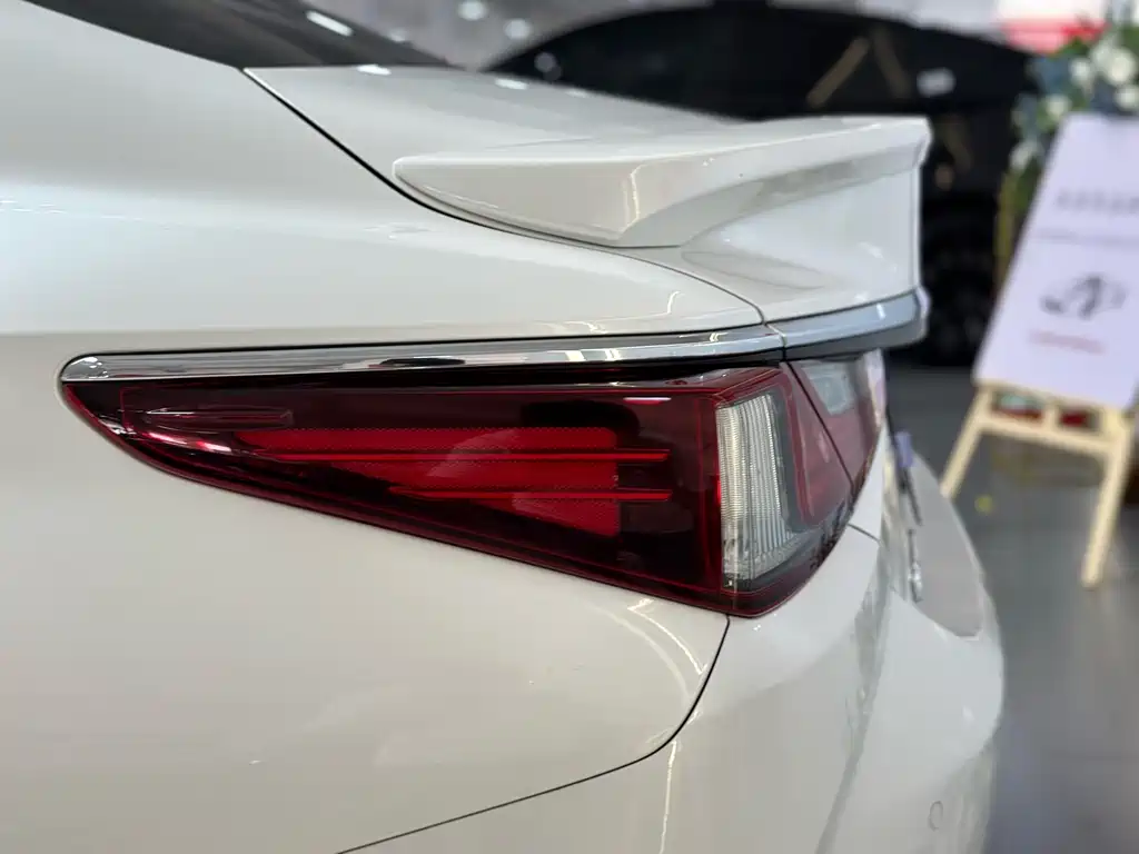 Lexus ES 2021 300h Excellence Edition