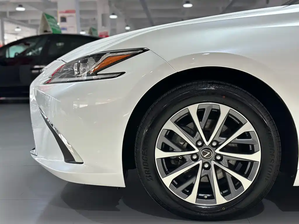 Lexus ES 2021 300h Excellence Edition
