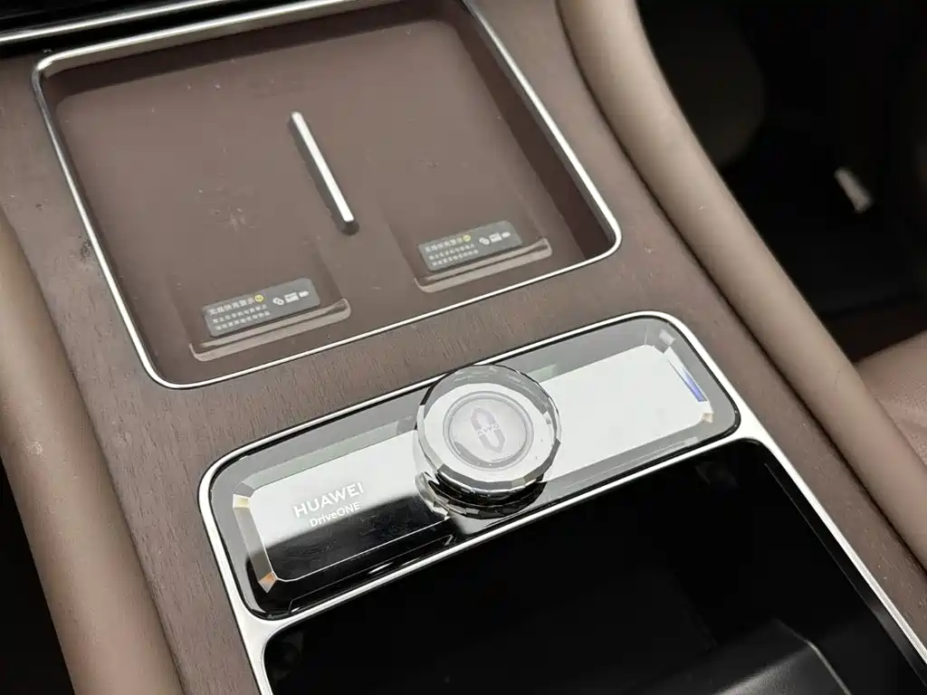 SUV M9 2025 Edition Range-Extended Ultra Version 52kWh 6-Seat Version 192-line LiDAR