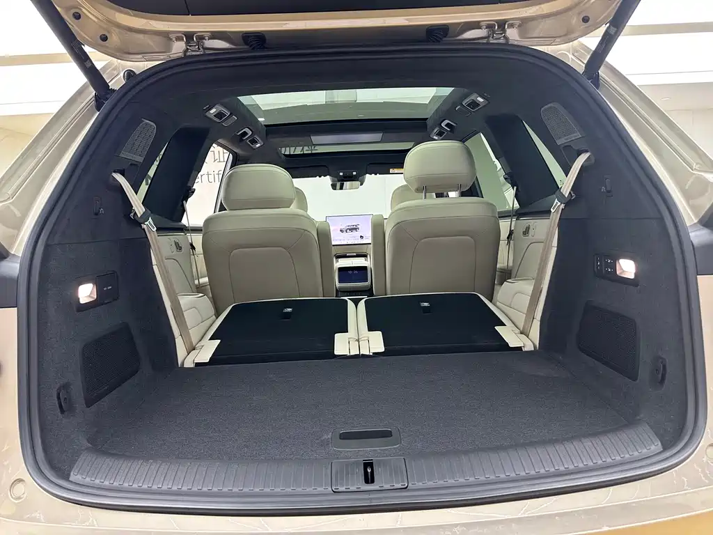 L90 Ultra 2025 6-seat edition