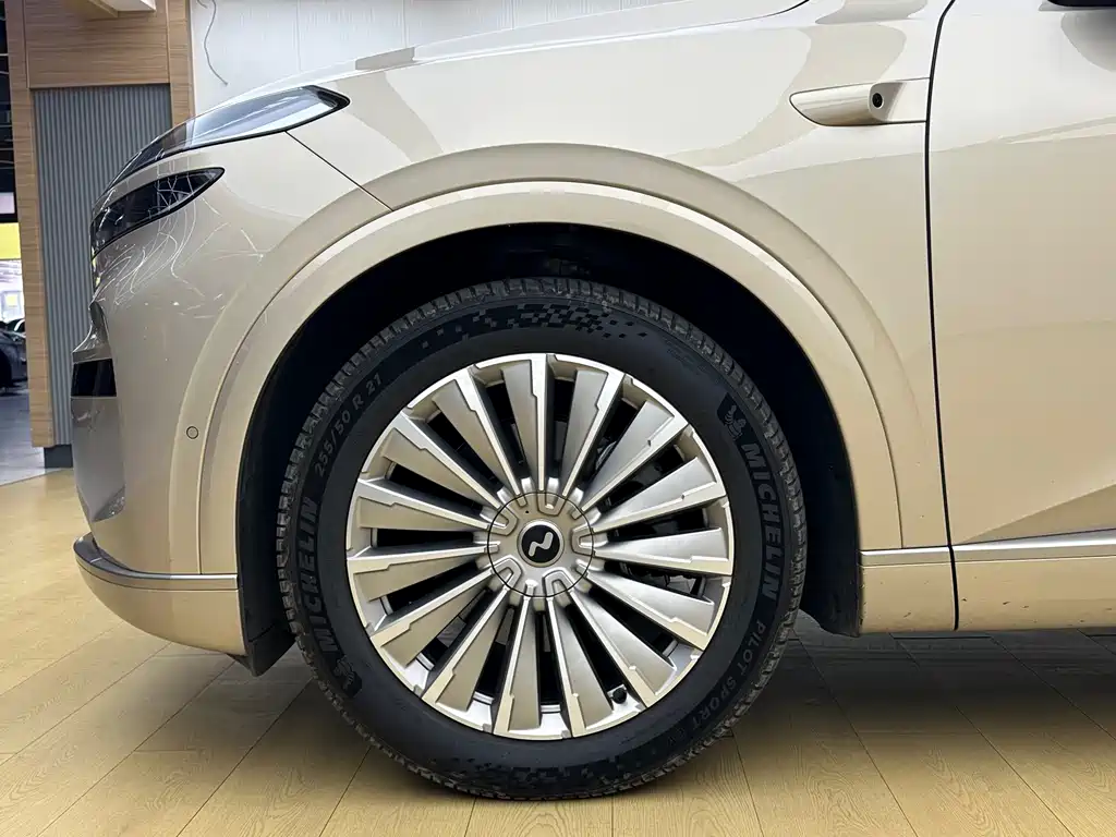 L90 Ultra 2025 6-seat edition