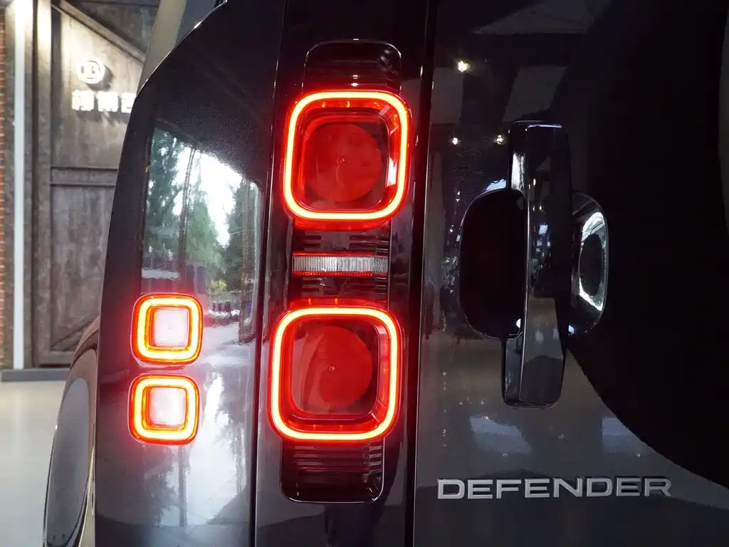 Land Rover Defender 2024 110 3.0T P400 Dark Special Edition