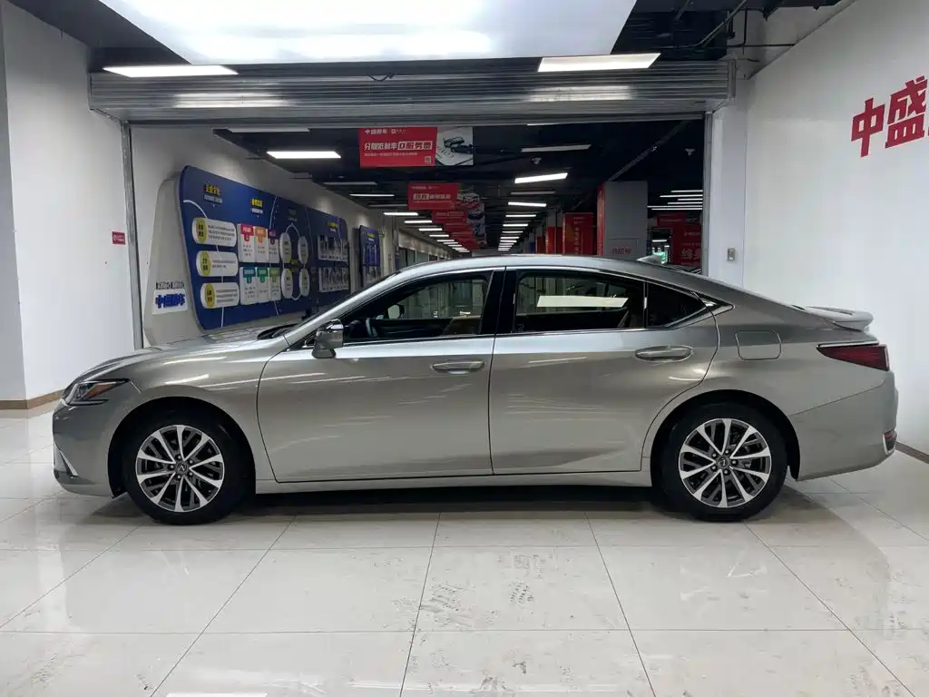 Lexus ES 2022 300h Excellence Edition