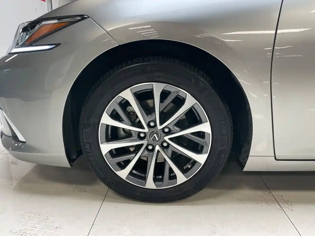 Lexus ES 2022 300h Excellence Edition