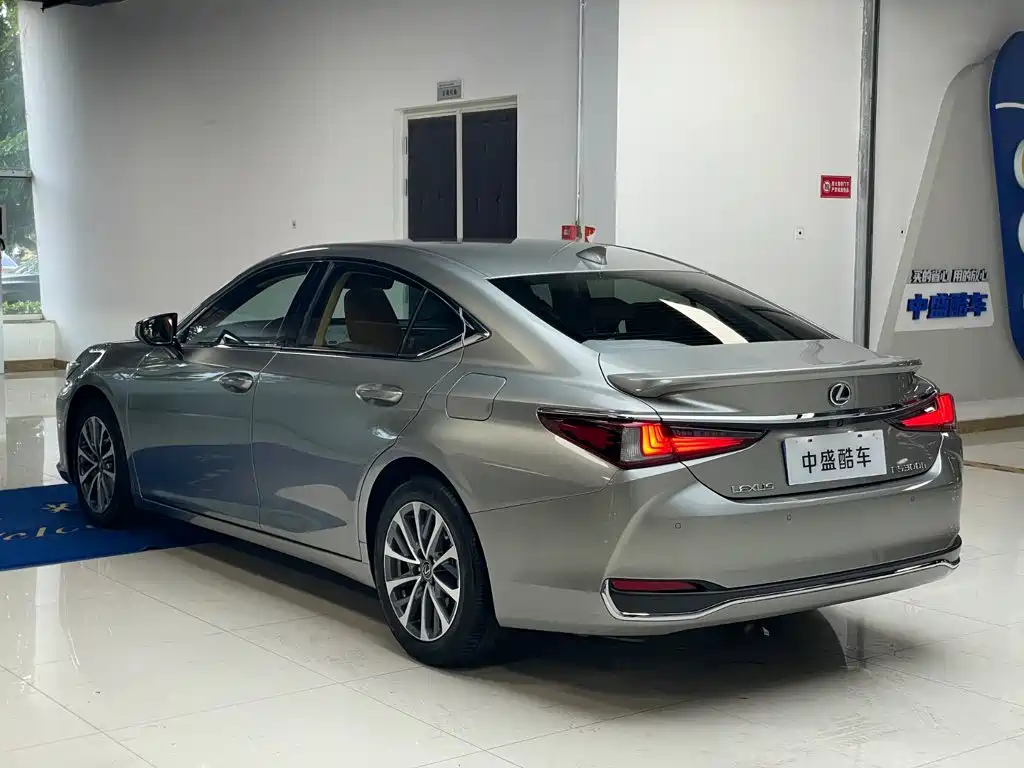 Lexus ES 2022 300h Excellence Edition