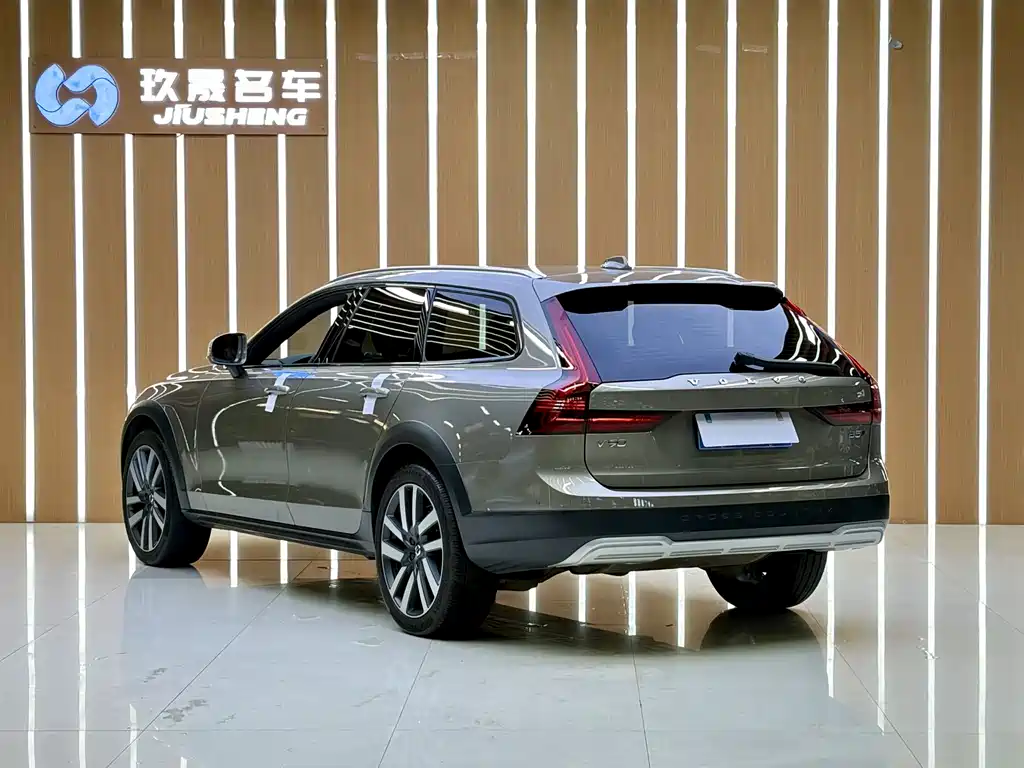 Volvo V90 2021 Cross Country B5 AWD Premium trim
