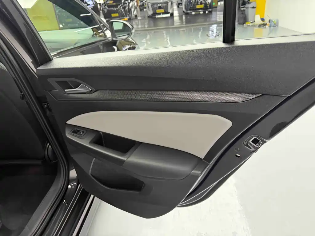 2025 Golf R-Line 300TSI