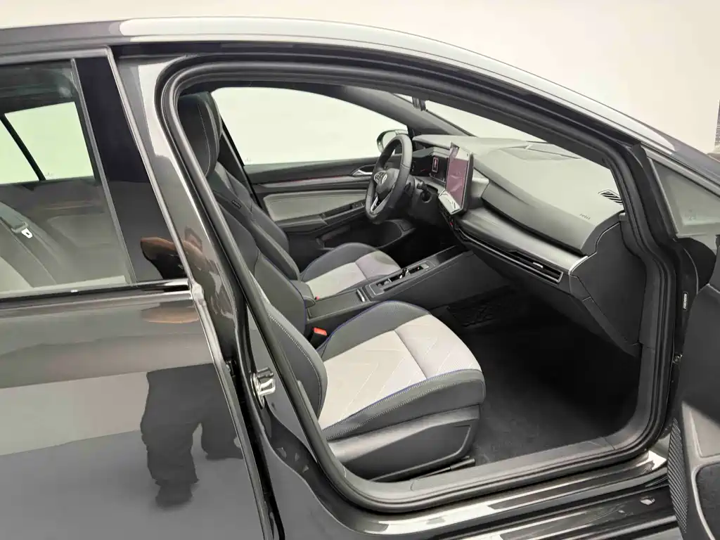 2025 Golf R-Line 300TSI
