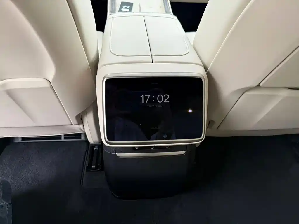 L90 Ultra 2025 6-seater