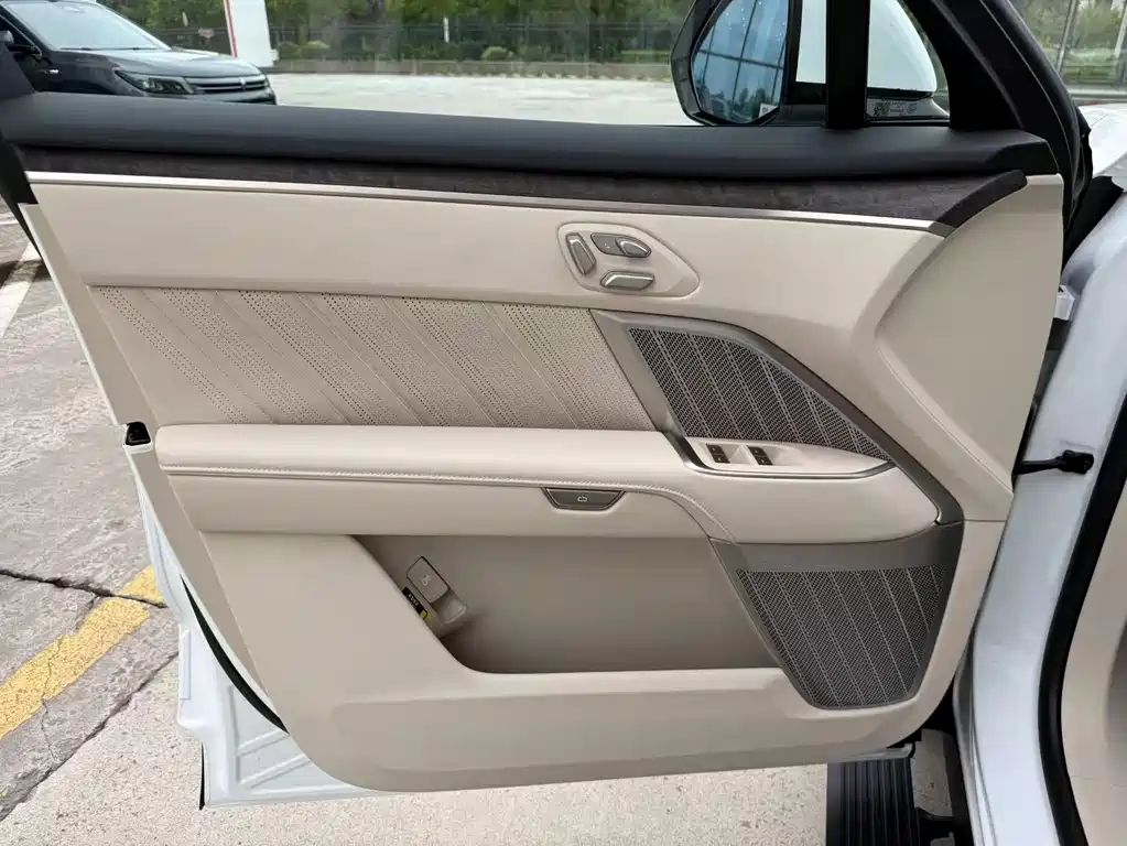 L90 Ultra 2025 6-seater