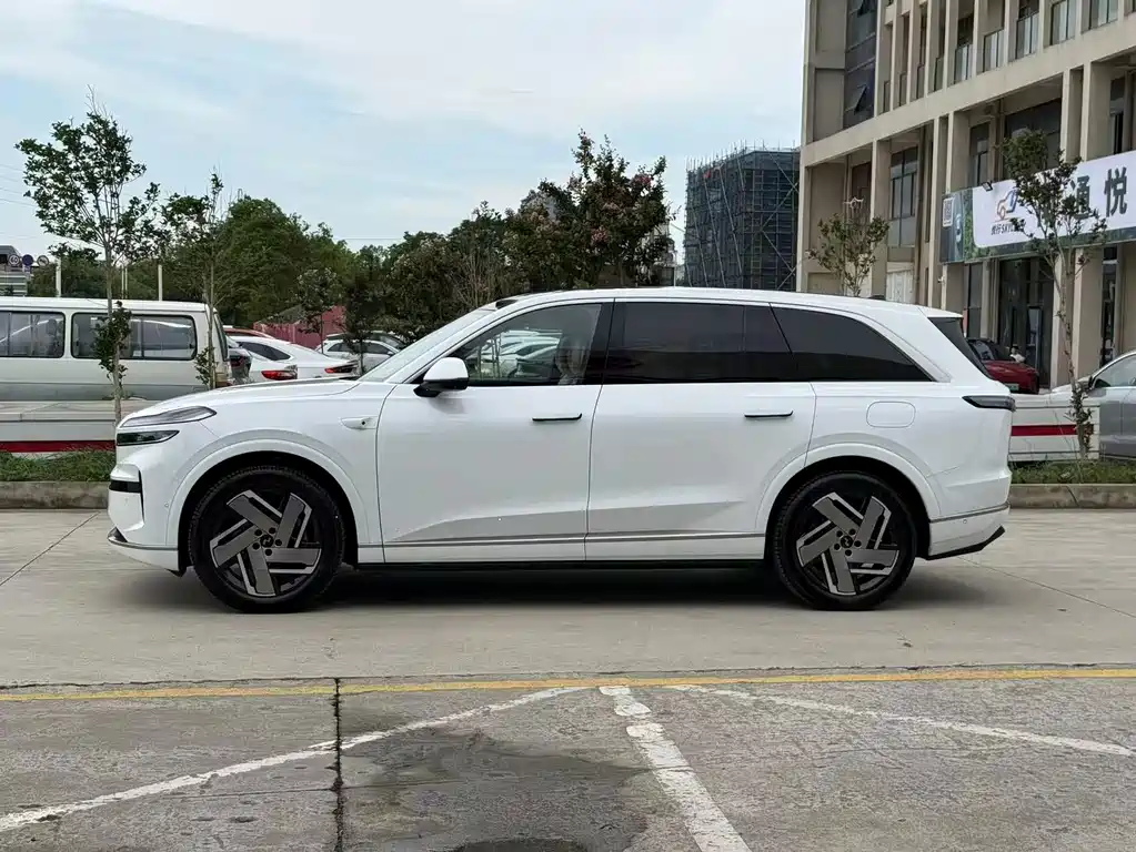 L90 Ultra 2025 6-seater