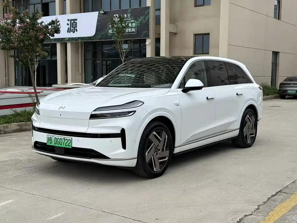 L90 Ultra 2025 6-seater