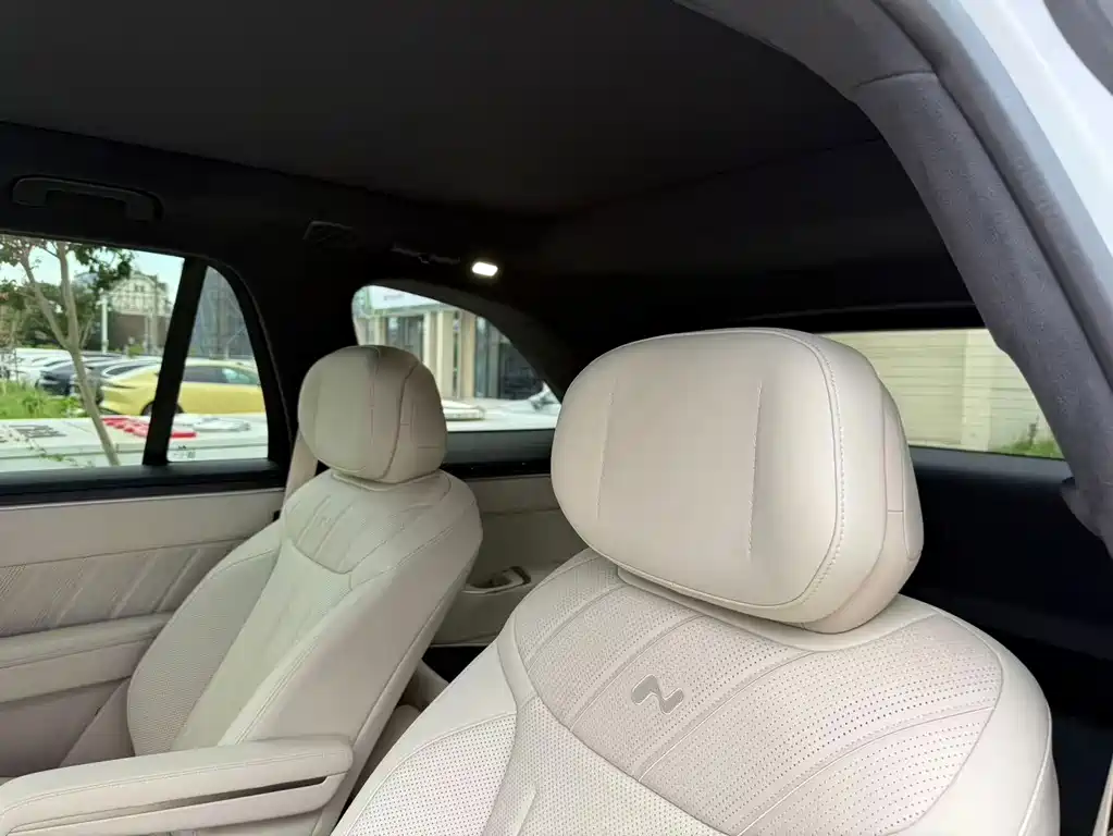 L90 Ultra 2025 6-seater