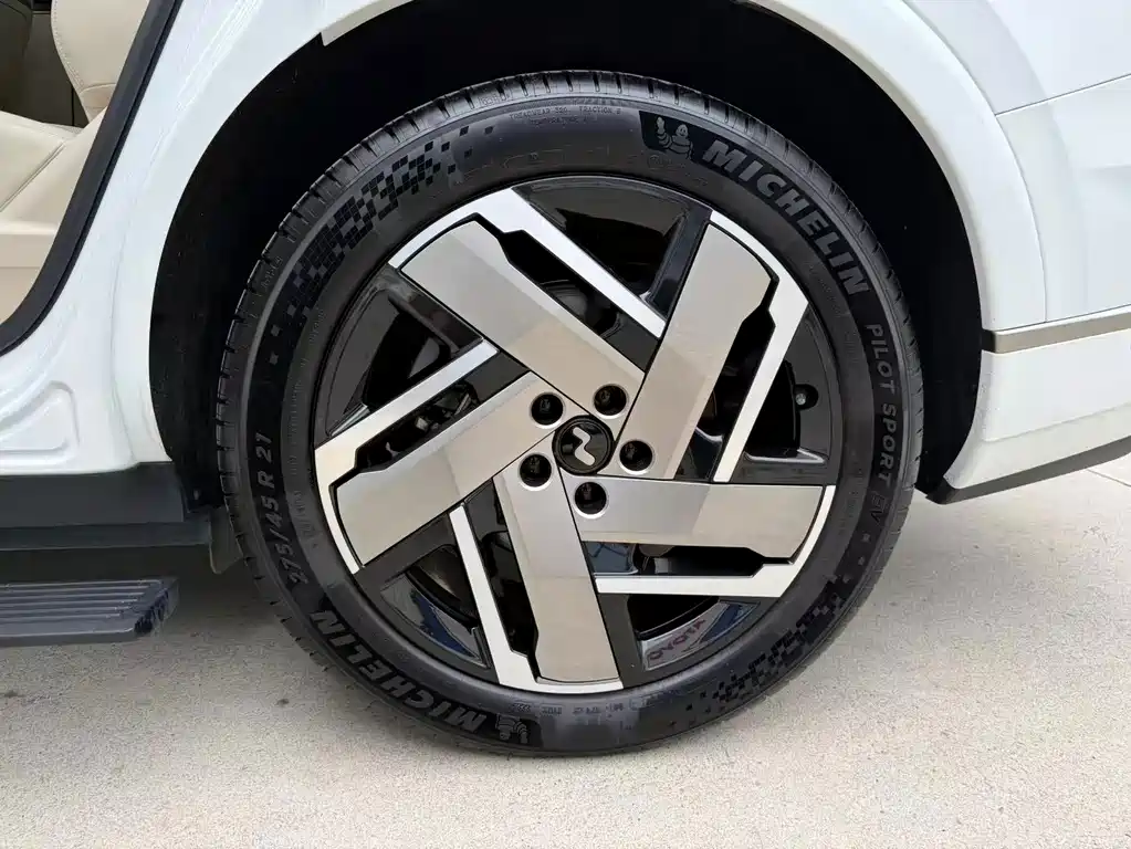 L90 Ultra 2025 6-seater