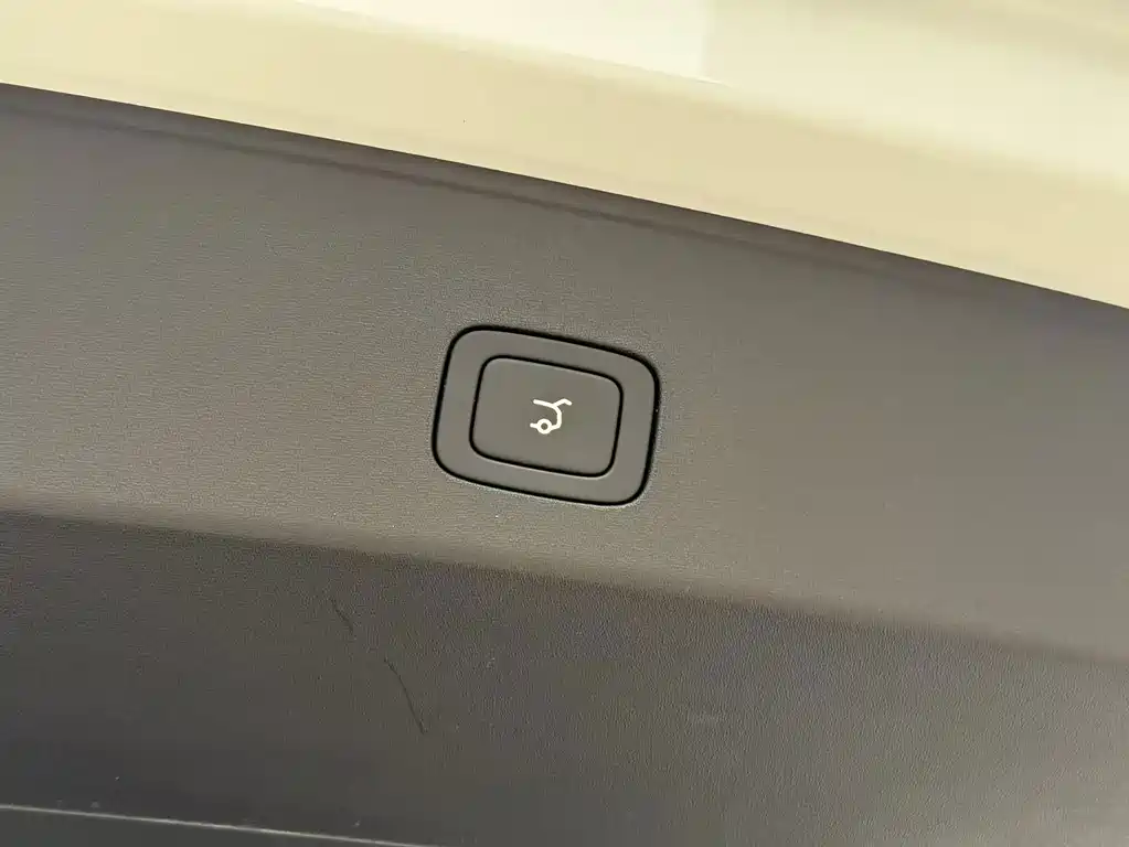L90 Ultra 2025 6-seater