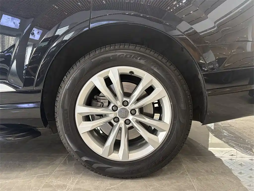 Audi Q7 2019 model 55 TFSI Tech Line