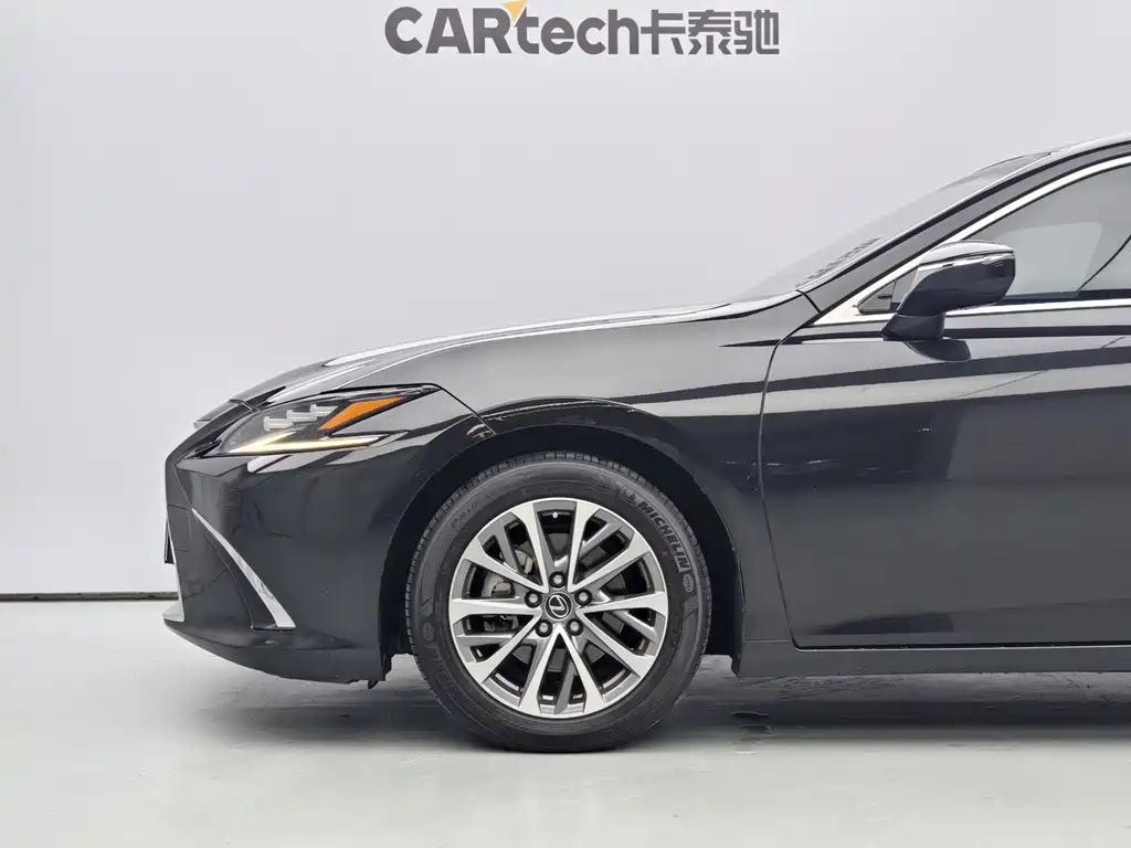 Lexus ES 2022 300h Excellence Edition