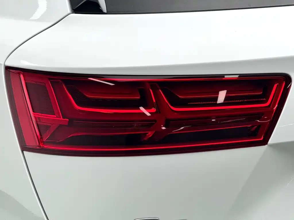 Audi Q7 2016 model Comfort Edition