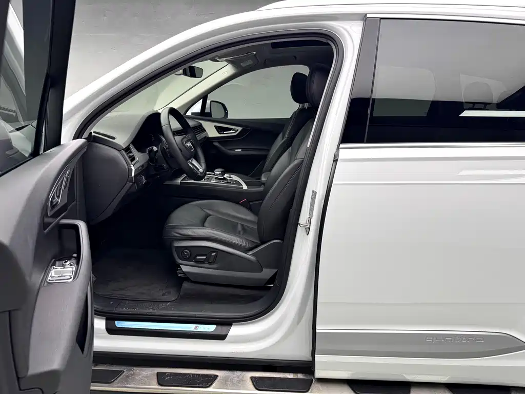 Audi Q7 2016 model Comfort Edition