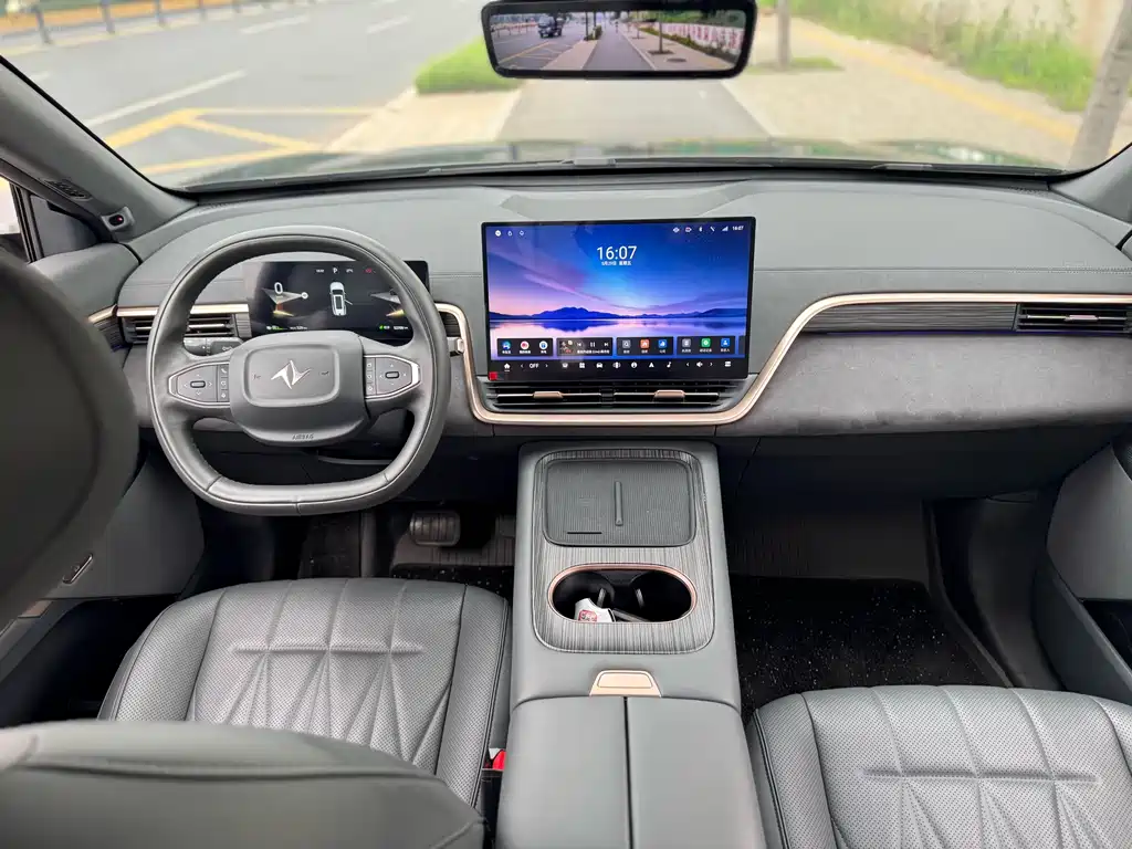 eπ008 2025 Edition 636Ultra Pure Electric 5-Seat