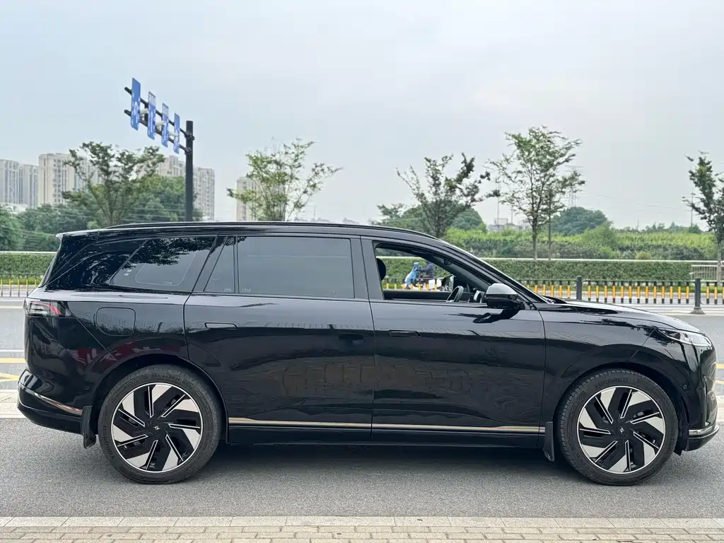 eπ008 2025 Edition 636Ultra Pure Electric 5-Seat