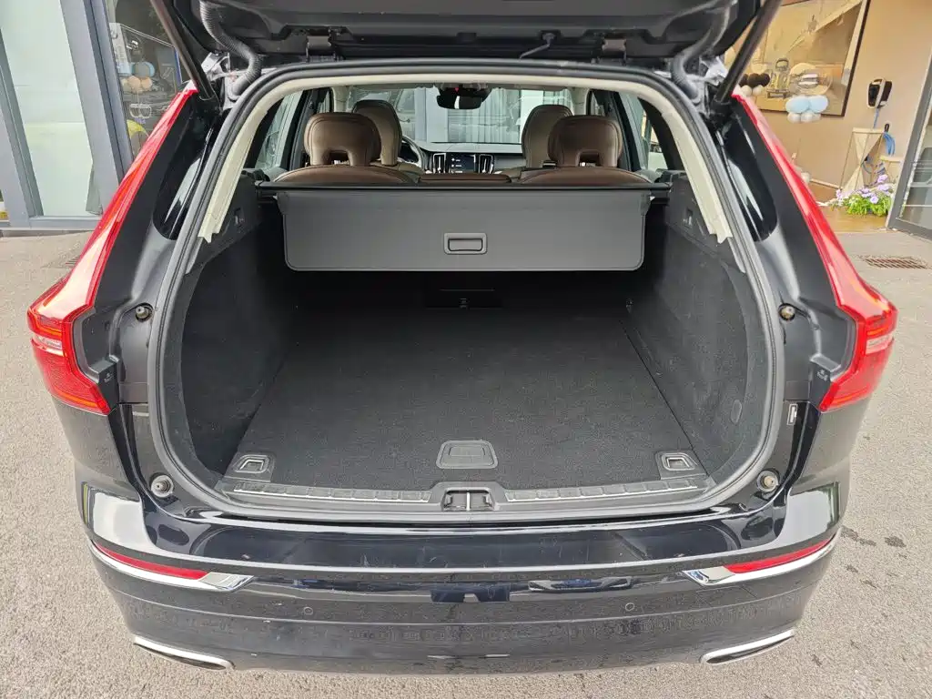 Volvo XC60 2020 T5 AWD Intelligent Distance Luxury Edition