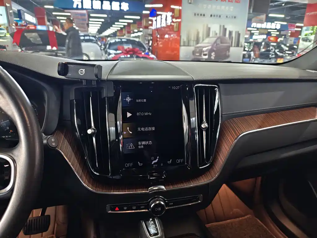 Volvo XC60 2021 T5 AWD Intelligent Distance Luxury Edition